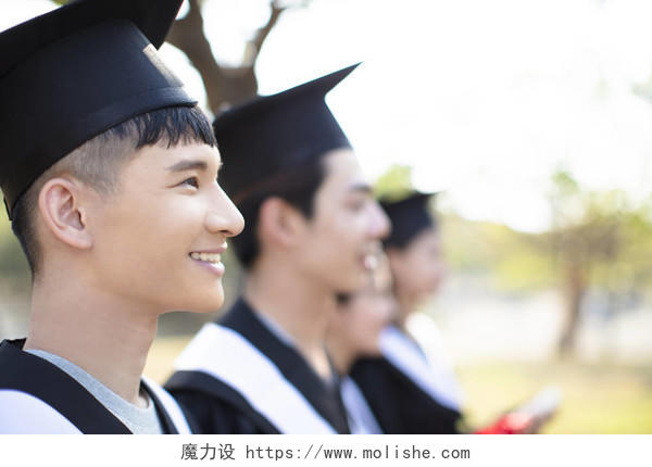 微笑的亚洲年轻人在毕业